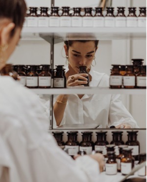 Як правильно наносити парфум, щоб він тримався весь день: помилки та лайфхаки