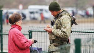 Табачно-алкогольное эмбарго на Донбассе: украинские военные отбирают товары, приобретенные на неподконтрольной территории