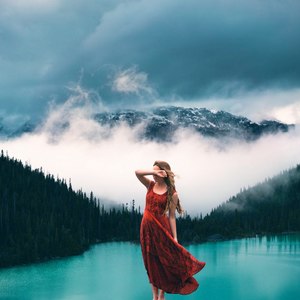 В заметілі століть, у розхристанім шлейфі буття...