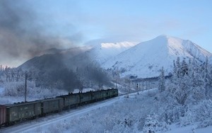 І знову потяг вдаль гуркоче...