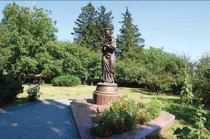 Там матір добрую мою ще молодую у могилу нужда та праця положили...