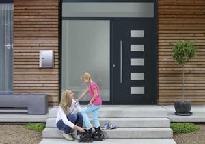 Міцність, надійність, функціональність: особливості вибору вхідних дверей в будинок