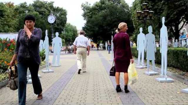 Арт-інсталяція Невідомі. Тернопіль, 26.08.2015 р.