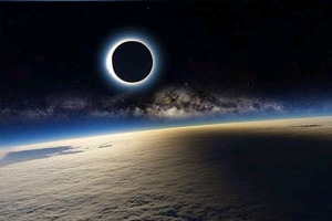 Місячне затемнення липня.<br />
Старе йде, звільняючи дорогу новому