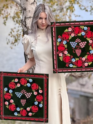 ПОСМІХАЄТЬСЯ НЕБО, РАДІЄ ЗЕМЛЯ, МАЛЮЄ ДІВЧИНА СИНЬООКА&hellip;*