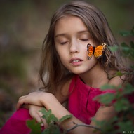 дівчинка з метеликом