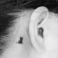 татуювання за вухом