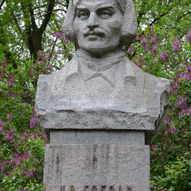 Пам'ятник М. В. Гоголю на території НДУ