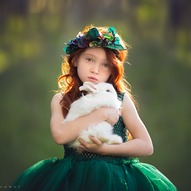 дівчинка з кроликом