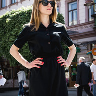 українка у чорній сукні