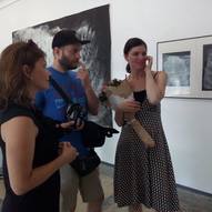 Марта Папєровська (Польща) спілкується з глядачами на своїй виставці в Луцьку