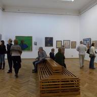 Глядачі на виставці до 100-річчя Яблонської в Національному художньому музеї України