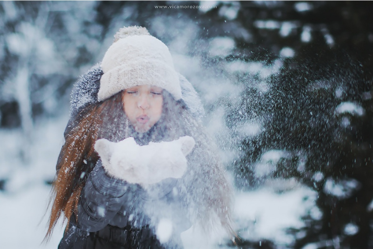 Снег живет предложение. Девочка в зимнем лесу. Девушка в снегу. Девушка в зимнем лесу. Девушка под снегом.