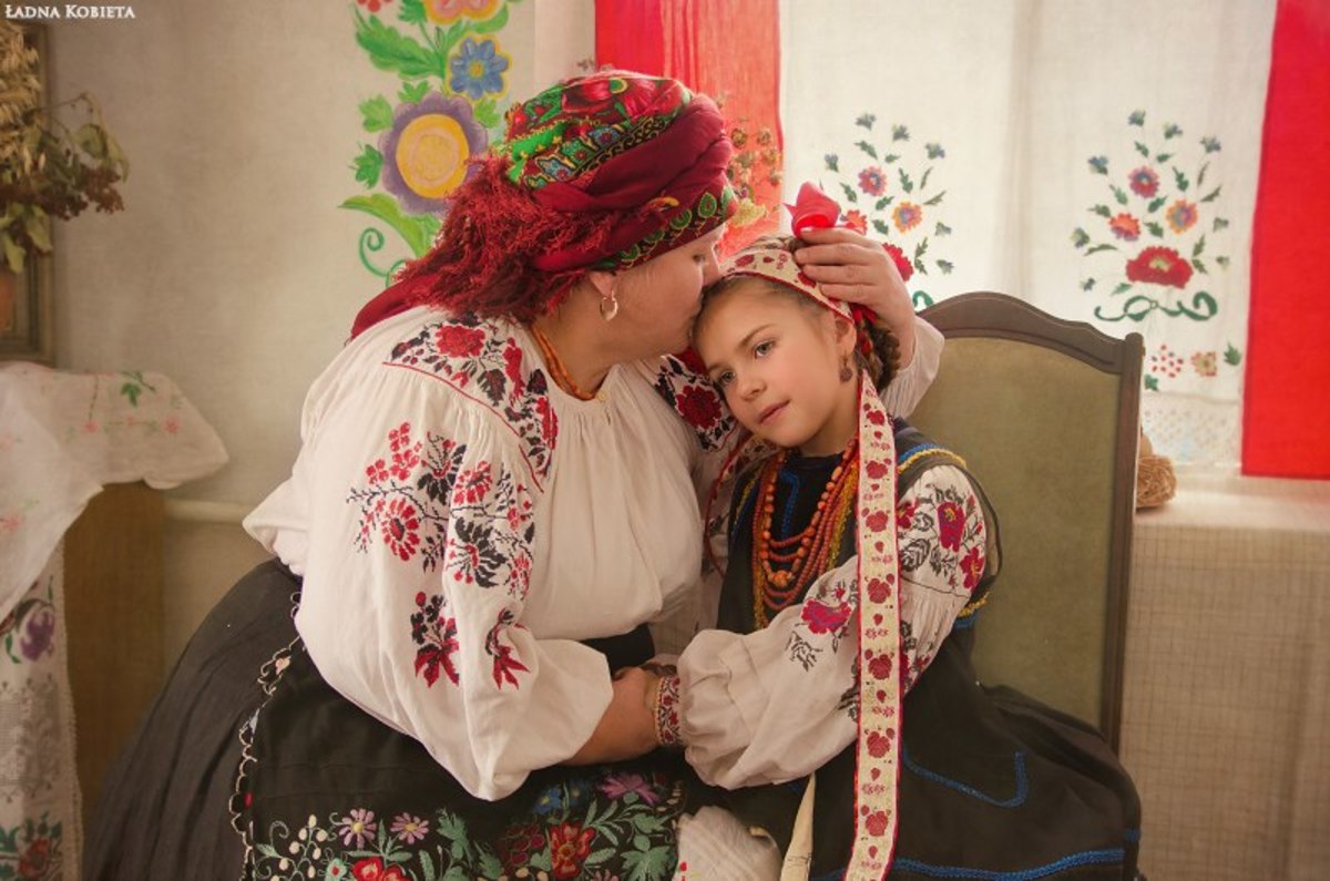 Матушка украина. Украинская мать. Бабушка в русском народном костюме. Бабушка в украинском костюме. Украинка в национальном.