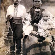 Молода мати з дітьми,1914 рік.Село Копачів на Київщині.