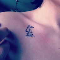татуювання: маленький корабель