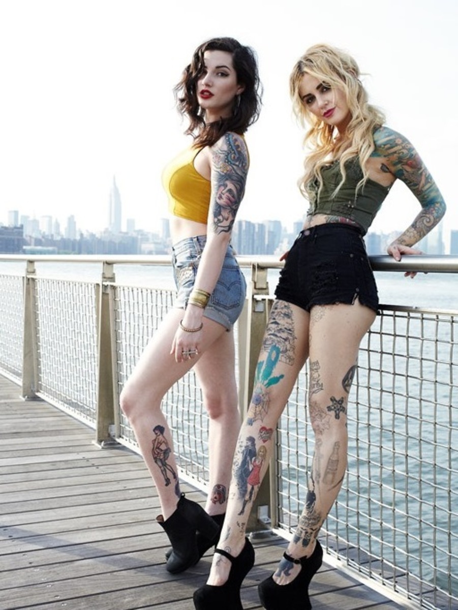 Две татуированные девушки