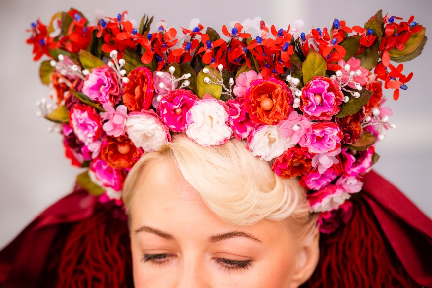 Нате образы. Балийский венок. Венок Бали. Венок цветов на лице женщины. Украинская корона из цветов красных и белых.